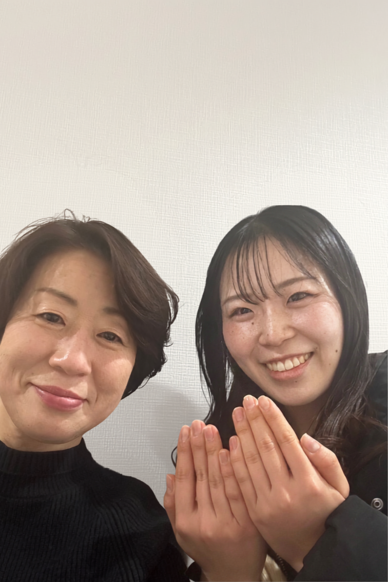 美しくなった地爪を見せるお客様との写真